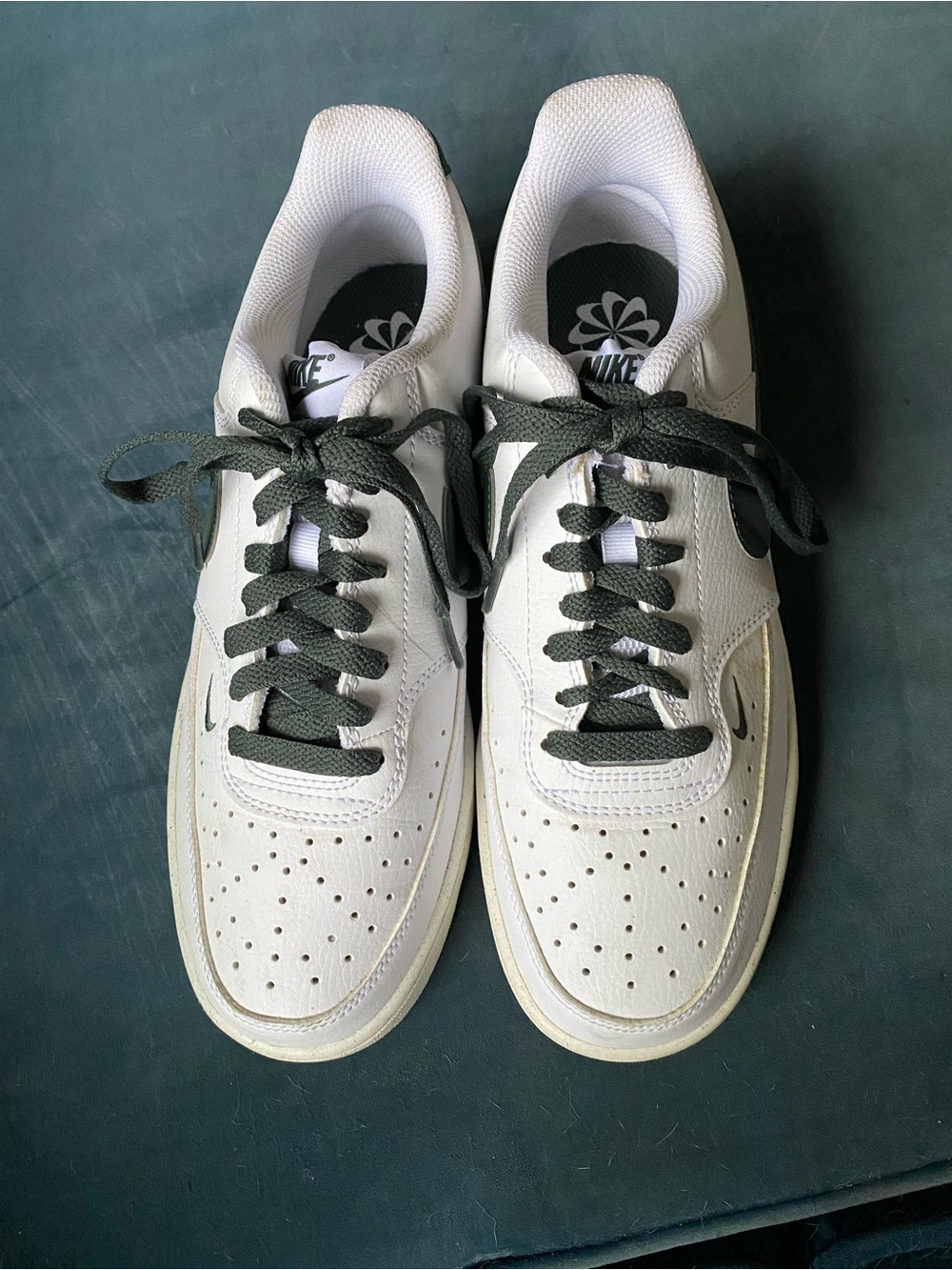 Nike Mens White Low-Top Sneakers with Dark Green Accents size 9.5